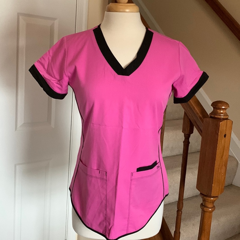 Barco NRG scrub top